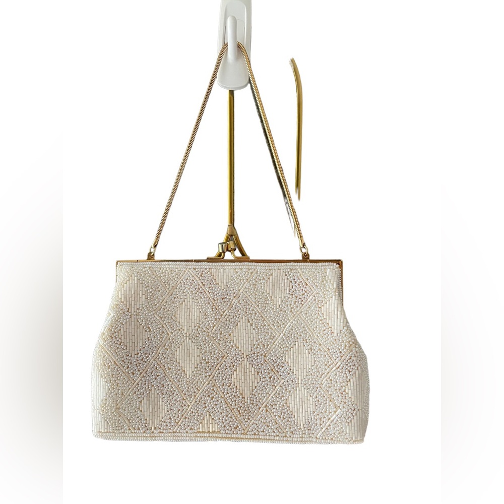 EUC vintage beaded clutch bag. Gold snap closure and gold handle.